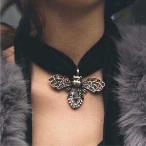 Bees choker necklace new